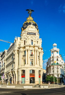 Madrid, İspanya - 3 Haziran 2020: Madrid 'de Gran Via Caddesi' nin başındaki Metropolis Sarayı 'nın yan görüntüsü.