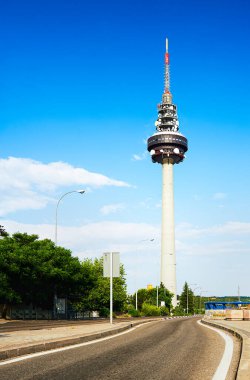 Madrid, İspanya - 5 Haziran 2020: Torrespana (1982) 231 metre yüksekliğindedir (757.87 ft). Madrid İspanya 'daki televizyon kulesi. 