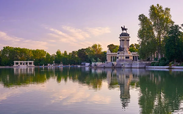 Parque Retiro Lagoa Madrid Espanha — Fotografia de Stock