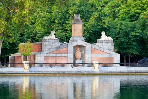 Source Égyptienne Dieu Canopus Dans Parc Retiro Madrid Espagne — Photo