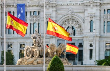 Madrid, İspanya - 25 Mayıs 2020: Madrid Plaza de Cibeles 'de Covid-19' un öldürdüklerinin yasını tutmak için İspanyol bayrakları yarıya indirildi.