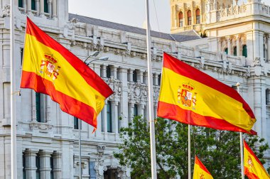 Madrid, İspanya - 25 Mayıs 2020: İspanya 'da Covid-1 tarafından öldürülenlerin yasını tutmak için bayraklar yarıya indirildi