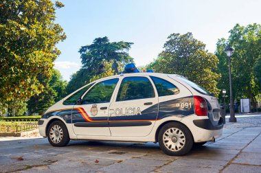 Madrid, İspanya - 6 Haziran 2020: Madrid 'deki Prado Müzesi' nin önüne park edilmiş bir bahar öğleden sonra İspanyol polis arabası