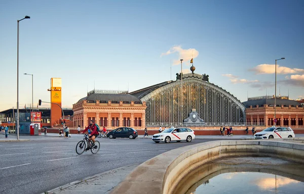 Madrid España Junio 2020 Tráfico Por Carretera Plaza Con Estación —  Fotos de Stock