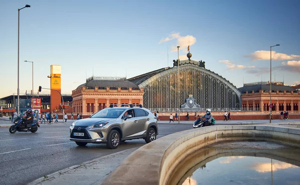 Madrid España Junio 2020 Tráfico Por Carretera Plaza Con Estación —  Fotos de Stock