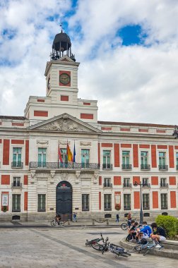 Madrid, İspanya - 8 Haziran 2020: Puerta del Sol 'daki Madrid Topluluğu Başkanlığı Sarayı' nın ön görünümü. Bazı insanlar kendilerini Covid-19 'dan korumak için maske takarlar.