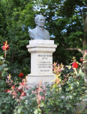 Madrid, İspanya - 16 Haziran 2020: Madrid, İspanya 'daki Retiro parkında Venezuela' lı şair Andres Eloy Blanco 'nun anısına heykel