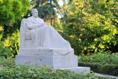 Madrid, İspanya - 16 Haziran 2020: Madrid, İspanya 'daki Retiro parkında yazar Benito Perez Galdos' un heykeli