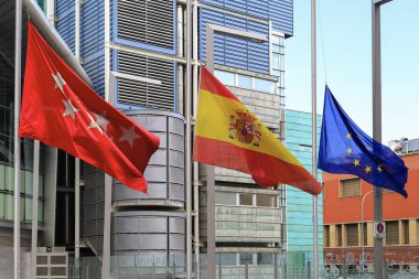 Madrid, İspanya - 16 Haziran 2020: Madrid, İspanya ve Avrupa Unio Bayrakları