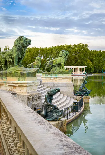 Madrid España Junio 2020 Leones Del Monumento Alfonso Xii Parque —  Fotos de Stock