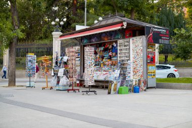 Madrid, İspanya - 15 Haziran 2020: Madrid Plaza de Cibeles 'de basın ve hatıra kulübesi