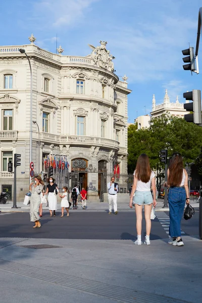 スペイン マドリード 2020年6月15日 横断歩道で通りを横断する人々 人々はコヴィト19から身を守るためにマスクをしています — ストック写真