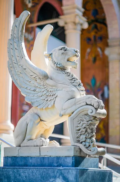 Madri Espanha Junho 2020 Escultura Leoa Alada Protegendo Entrada Palácio — Fotografia de Stock