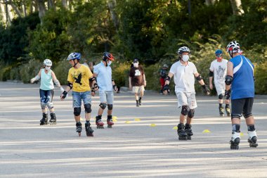 Madrid, İspanya - 7 Temmuz 2020: Yetişkinlerden oluşan bir grup patinaj kursuna katıldı