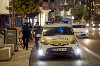 Madrid, İspanya - 8 Ağustos 2020: Covid-19 salgını sırasında belediye polis devriyeleri