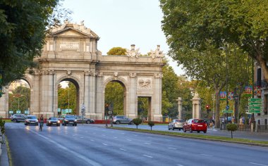 Puerta de Alcala - Madrid, İspanya 'daki Alcala Kapısı. Ağustos 'ta gün batımı.