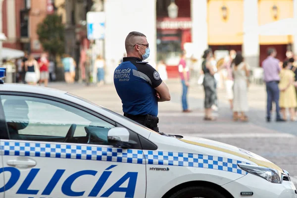 Madrid, İspanya - 8 Ağustos 2020: Covid-19 salgını sırasında belediye polis devriyeleri