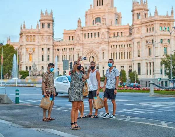 Madrid España Agosto 2020 Turistas Caminantes Caminan Por Ciudad Madrid —  Fotos de Stock