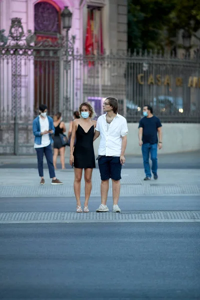 マドリード スペイン 2020年8月8日 観光客や歩行者はマドリード市内の日没で街を歩く 人々はコヴィト 19から身を守るためにマスクをつけている — ストック写真