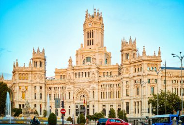 Palacio de Cibeles Madrid 'in merkezinde yaz günbatımında