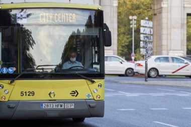 Madrid, İspanya - 8 Ağustos 2020: Bir yaz öğleden sonra gün batımında şehirde trafik
