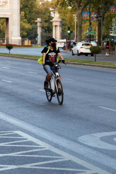 Madrid Espagne Août 2020 Une Cycliste Rend Travail Vélo Porte — Photo