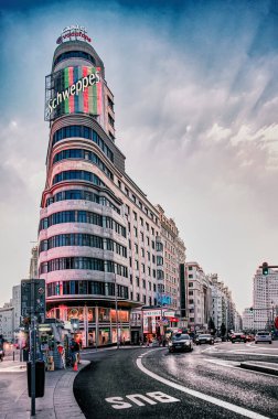 Madrid, İspanya - 29 Eylül 2020: Gün batımında Gran Via caddesindeki Capitol binasının görüntüsü