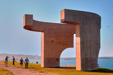 Gijon (Asturias), İspanya - Cerro de Santa Catalina 'dan gün batımı. İspanyol heykeltıraş Chillida 'nın Elogio del Horizonte heykeli.