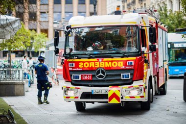 Madrid, İspanya - 18 Eylül 2020: Madrid 'den itfaiyeciler acil bir durumu çözdü.