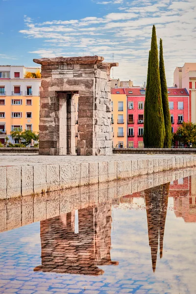 Madri Espanha Setembro 2020 Arco Templo Debod Reflexão Água Edifícios — Fotografia de Stock