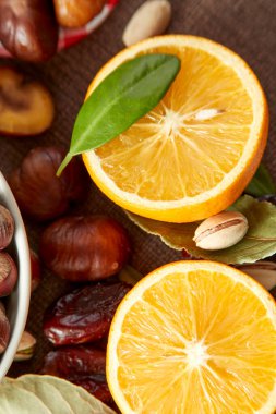 Çeşitli çiğ fındıklar: Fındık, fıstık, kestane, hurma ve portakal.