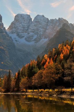 Göldeki dağların yansıması
