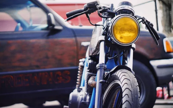 자동차와 오토바이의 — 스톡 사진