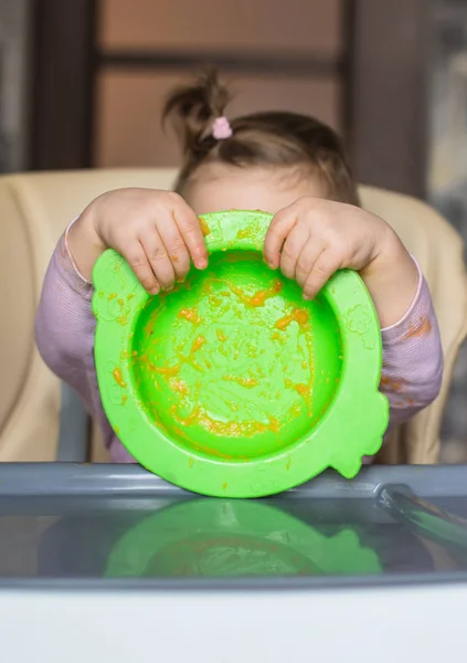 Lilla Bebis Grönsak Puré Och Visar Tom Platta — Stockfoto