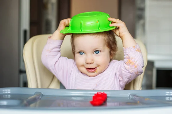 頭の皿の上の汚れた顔服と赤ちゃんの幸せな女の子を食べる — ストック写真