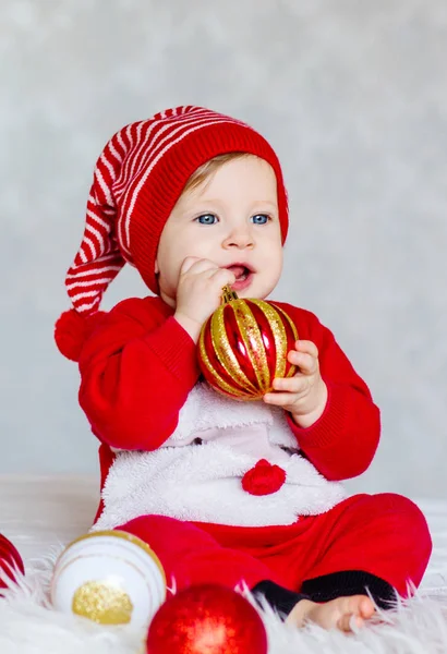 Retrato Bebé Vestido Ayudante Santa Con Decoraciones Bolas Árbol Navidad —  Fotos de Stock