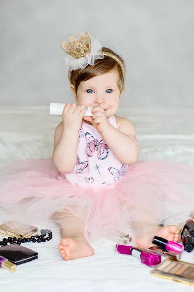 Feliz Bebé Jugando Con Los Cosméticos Madre Sus Manos Sosteniendo — Foto de Stock