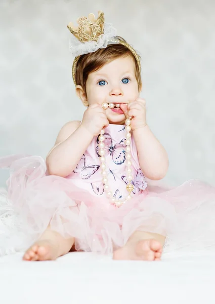 Encantadora Niña Ojos Azules Vestido Una Corona Con Perlas — Foto de Stock