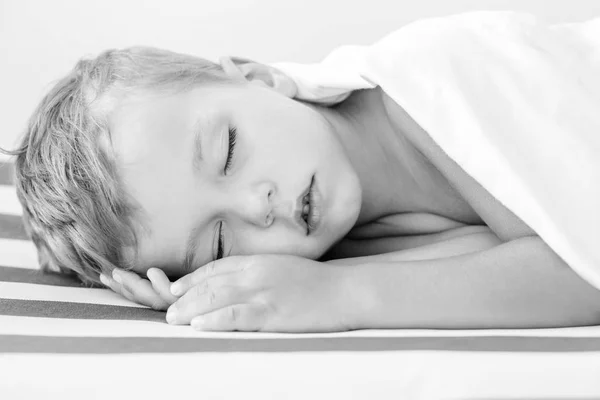 Retrato Cerca Hermoso Niño Dormido Rayas Blanco Negro —  Fotos de Stock