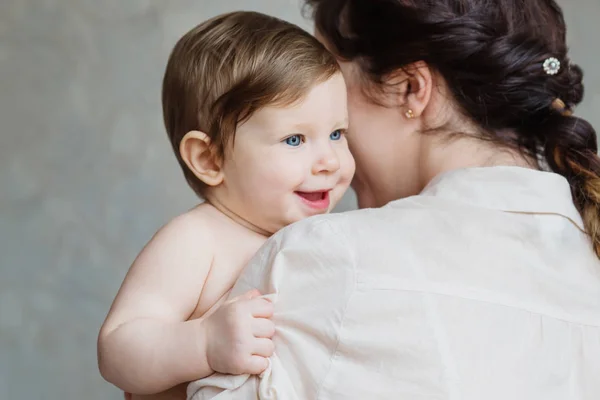 Okouzlující Malé Dítě Náručí Matky — Stock fotografie