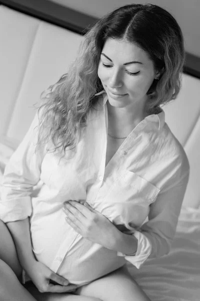 Atraktivní Těhotná Žena Sedí Posteli Drží Její Břicho Poslední Měsíce — Stock fotografie