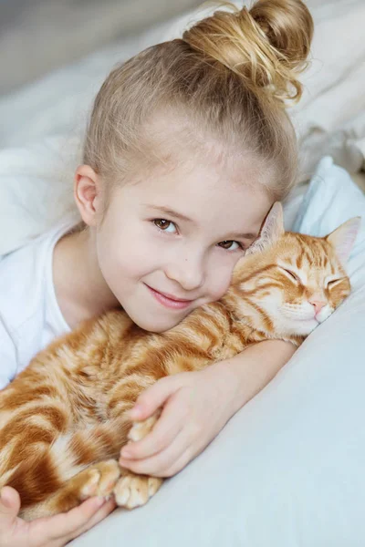Küçük Sevimli Kız Sevgiyle Sarılma Kedi — Stok fotoğraf