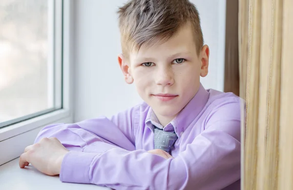 Sevimli Bir Genç Çocuğun Pencerenin Portresi — Stok fotoğraf