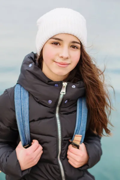海背景にバックパックでかわいい女子高生の少女の肖像画 — ストック写真