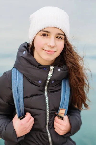 Portrait Une Jolie Écolière Avec Sac Dos Sur Fond Mer — Photo