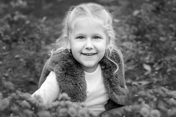 Retrato Feliz Linda Niña Divirtiéndose Jardín Blanco Negro —  Fotos de Stock