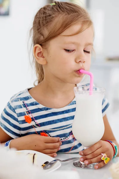 Милая Маленькая Девочка Пьет Молочный Коктейль Ресторане — стоковое фото
