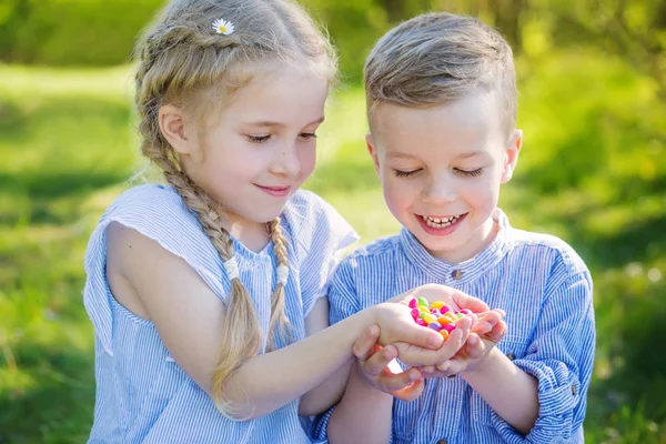 Glada Lilla Barn Med Färgglada Godis Naturen — Stockfoto