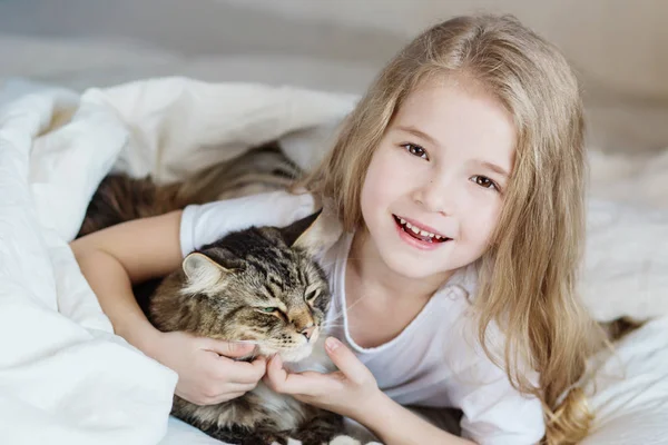 Encantadora Niña Feliz Abrazando Gato Acostado Cama —  Fotos de Stock