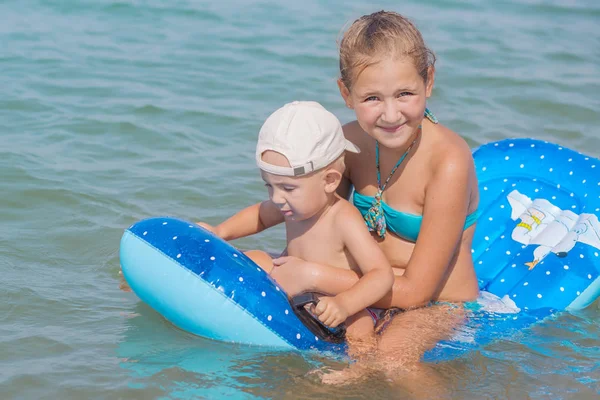 Niños Felices Jugando Con Colchón Inflable Mar Azul —  Fotos de Stock